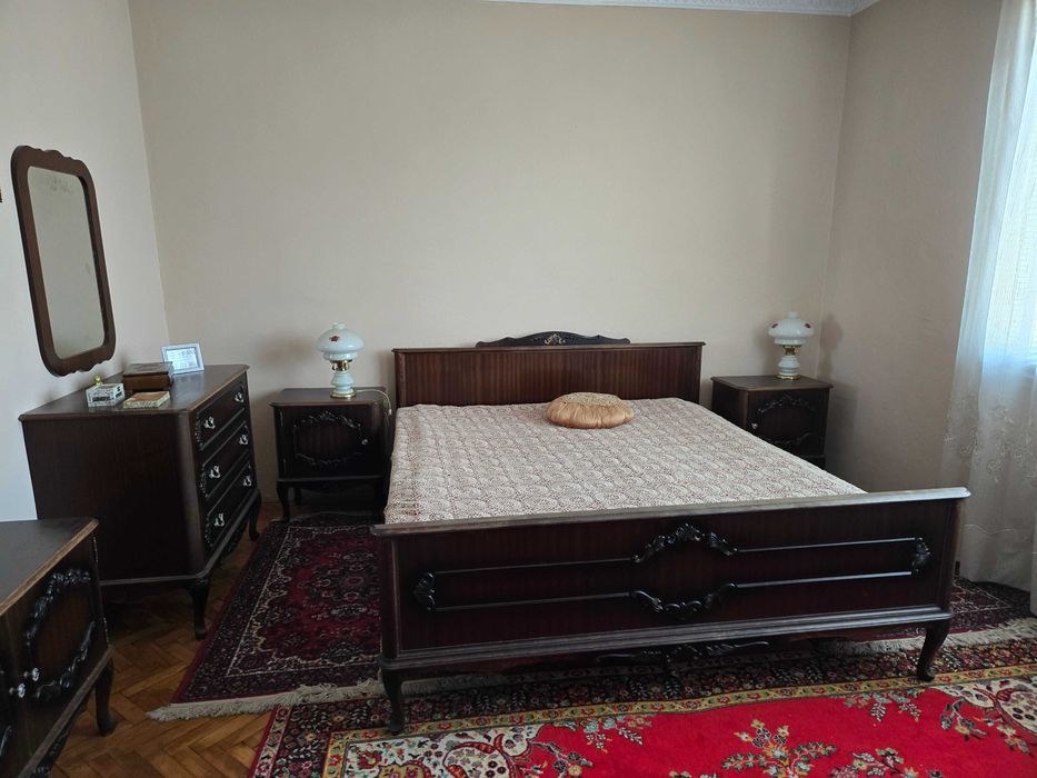 Спалня от естествено дърво