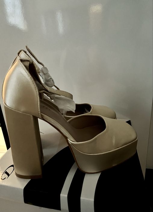 стилни дамски обувки на висока платформа в цвят шампанско/златисто