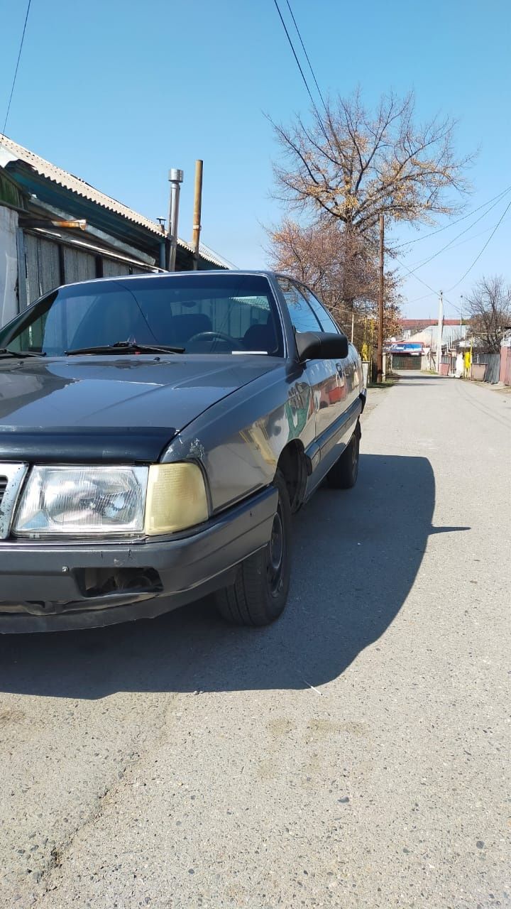 Автомобиль Audi 100