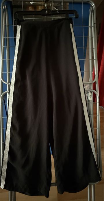 Pantaloni cu crac larg