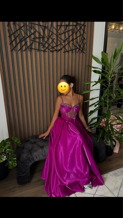 Облечена е само веднъж. Няма следи от носене