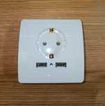 Единичен стенен контакт с два USB порта 5V / 2100mA