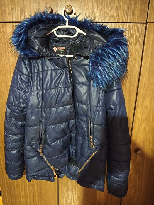Тъмно синьо зимно яке с пухена качулка