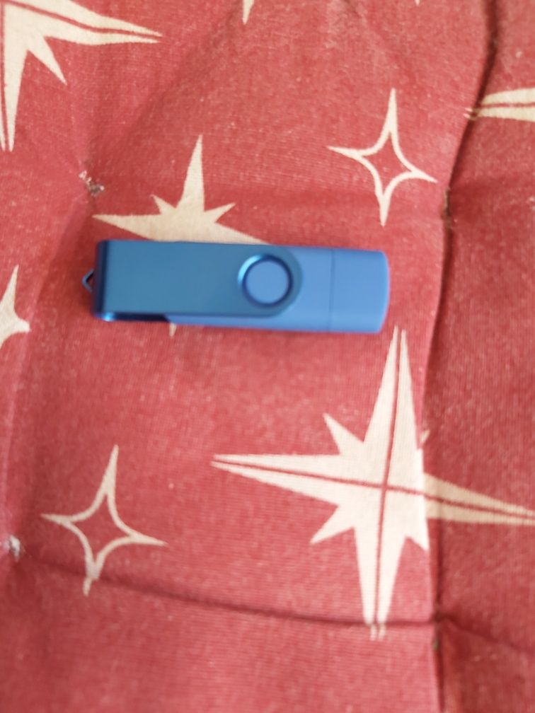 Vând Stik de 4GB NOU