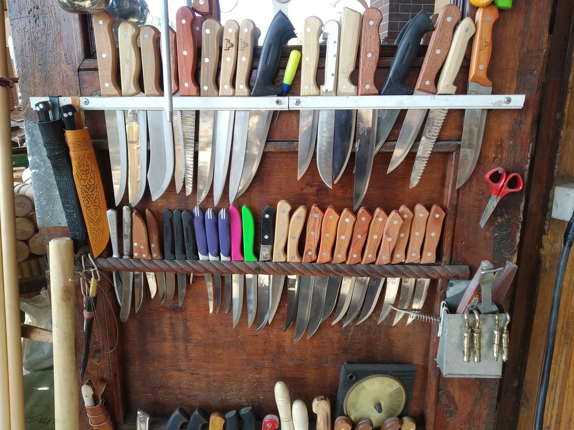 Заточка и ремонт ножей, ножниц, ножовок и других режущих предметов.