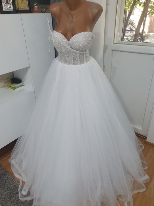 Rochie mireasa , tip prințesă .Arata impecabil!!