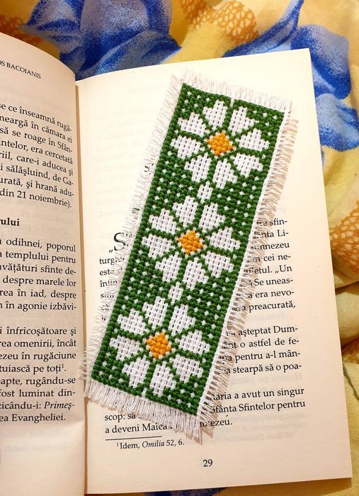 Semne de carte cusute pe etamină la comandă