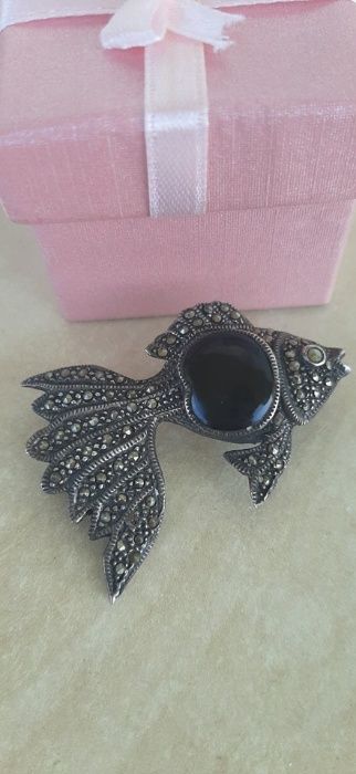 Brosa din argint 925 cu piatra Onix naturala si Marcasite 9gr 180 Lei