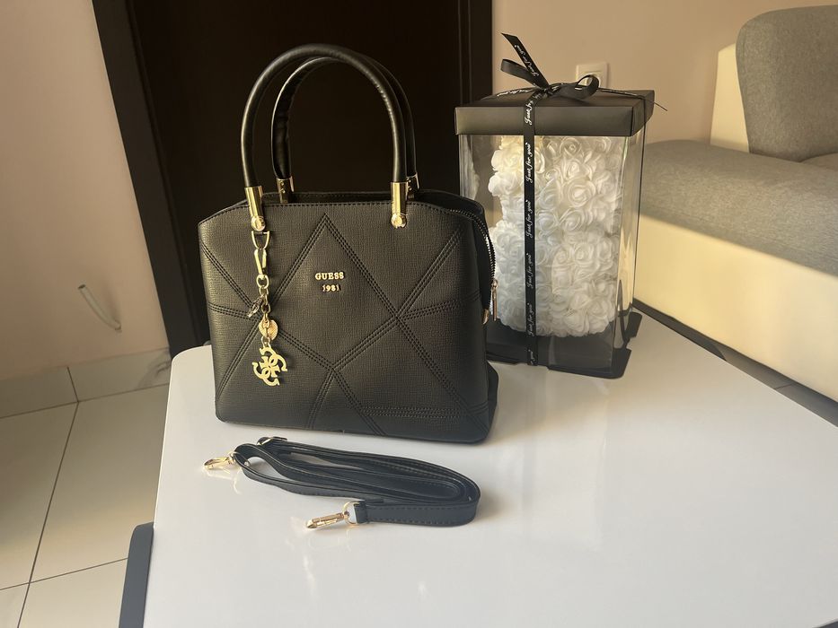 Дамски чанти и раници Guess