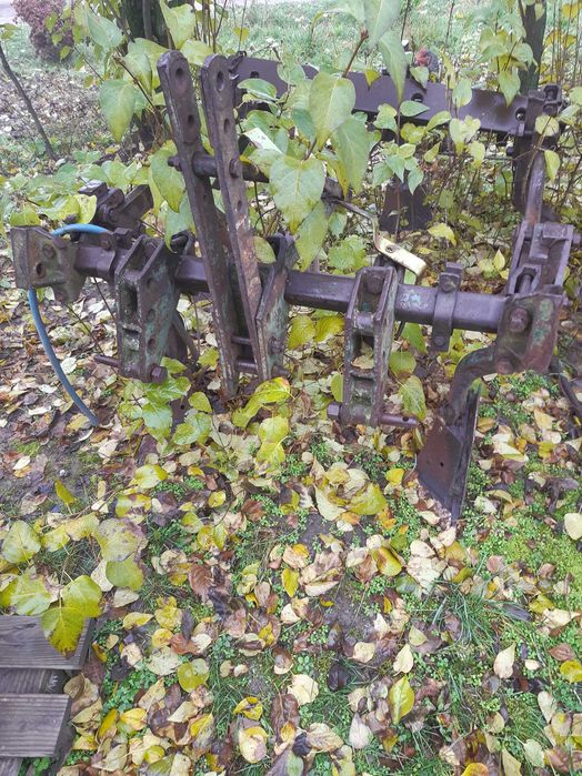 Vând plug viticol cu 5 cormene și 3 ciolane de rezerva ne lucrat cu el