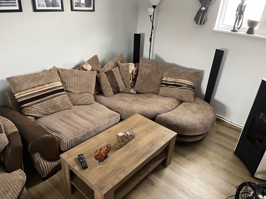 Продавам бежово-кафяв диван