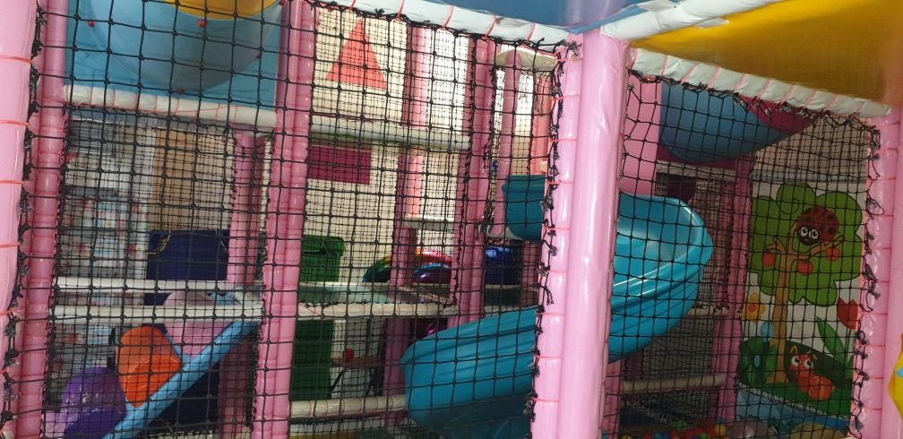 Loc de joaca modular pe 3 nivela si tiroliana folosite