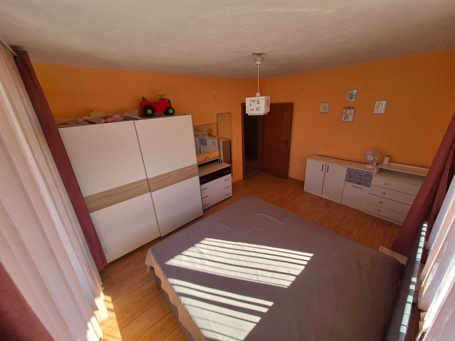 Многостаен етаж от къща, 160кв, полу-обзаведен, двор и паркомясто