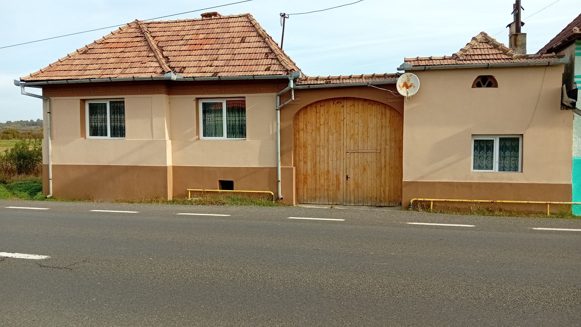 Casa în sat Săcel  oraș Săliște jud sibiu cu teren 3000 m2
