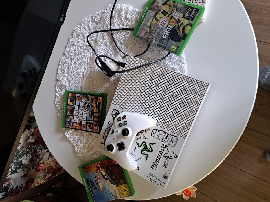 Vând xbox one s, in stare buna.