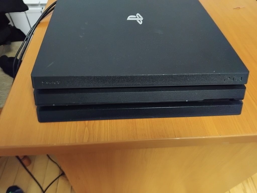 PS4 pro с джойстик и волан и игри