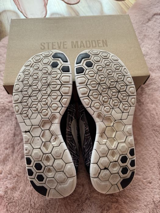 Маратонки  “Nike”.