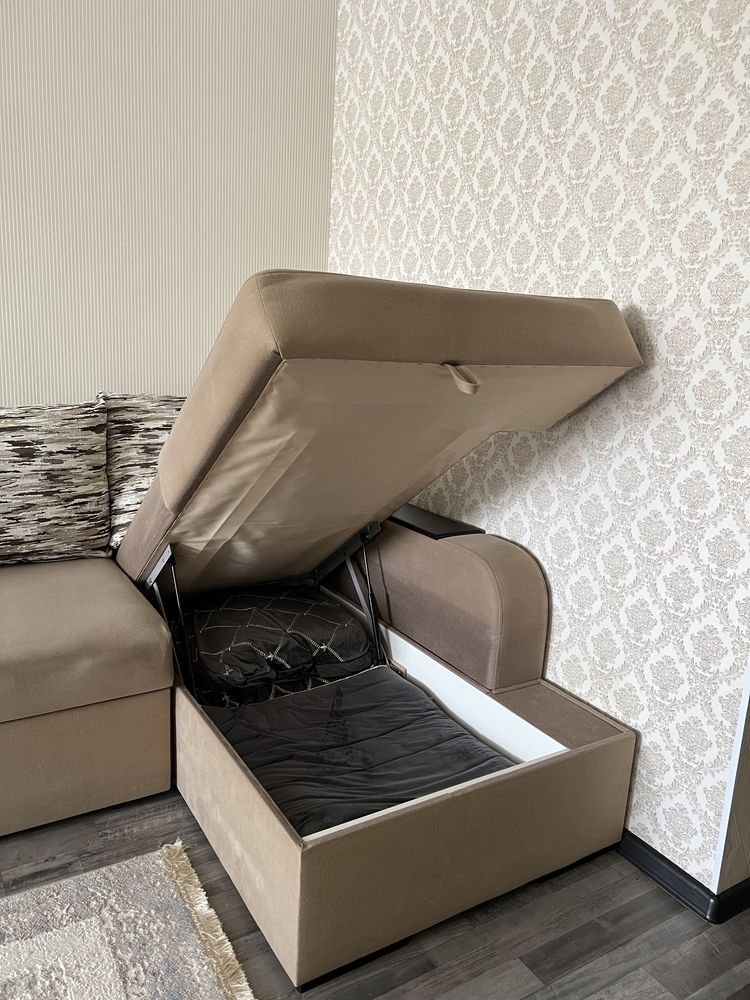 Продам красивый угловой диван с креслом