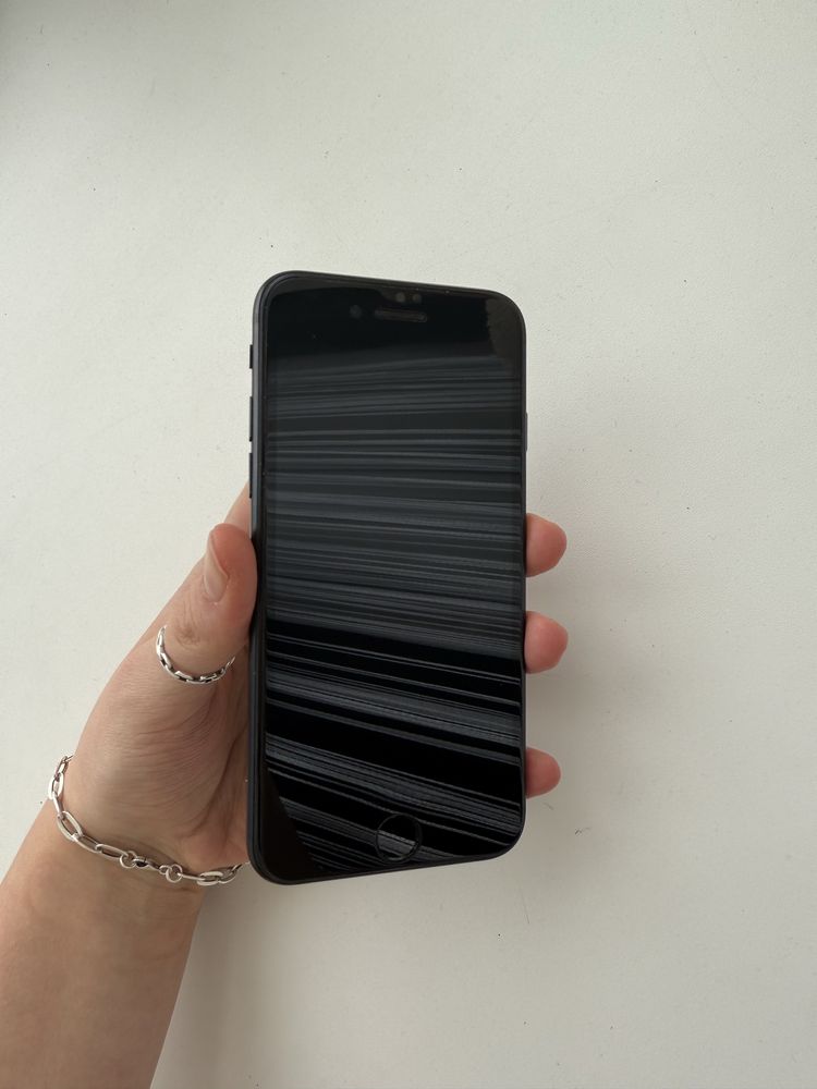 Iphone SE 2020 в хорошем состоянии