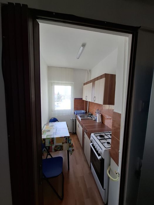 Închiriez garsonieră.