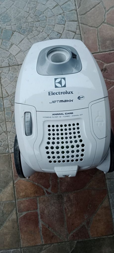 Vând Aspirator Electrolux.