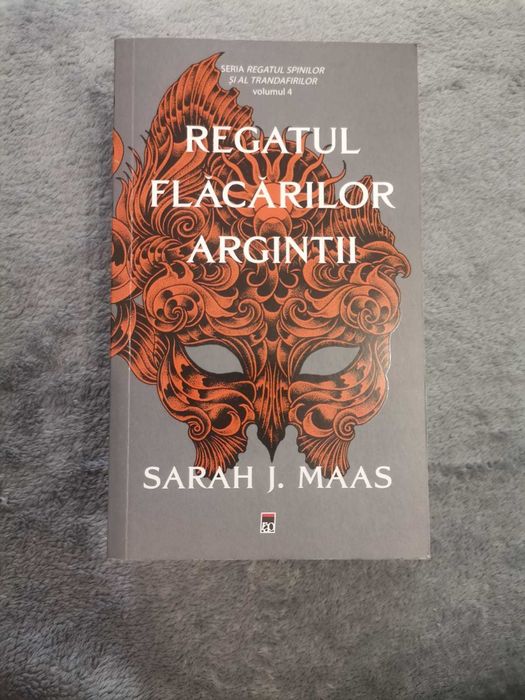 Vând „Regatul flăcărilor argintii” – Sarah J. Maas .