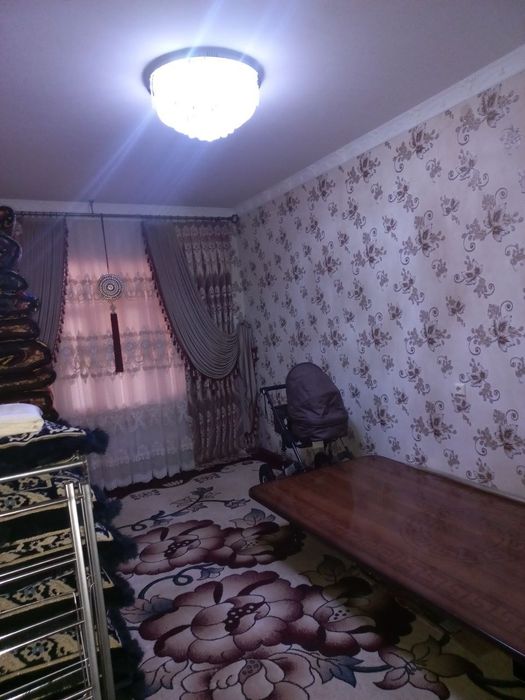 Chirchiq shahar 8 mk da 3 honali uy 3 etaj sotiladi.