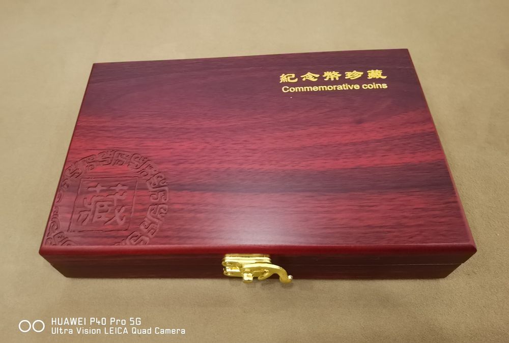 Дървена кутия за 50 бр монети + капсули + уплътнители за съхранение на