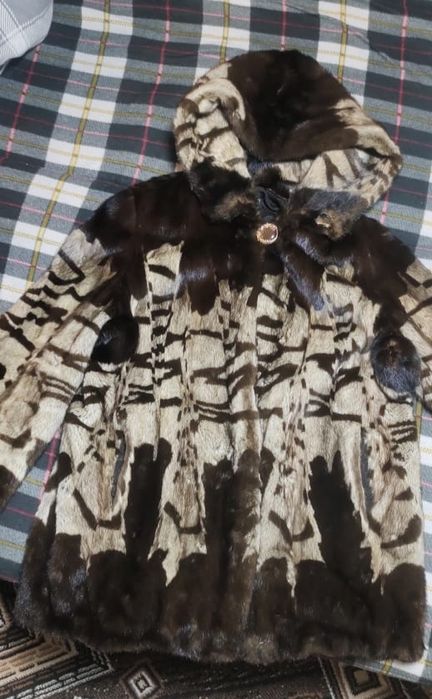 Продам норковою шубу есть дифект на фото видно цена 50000