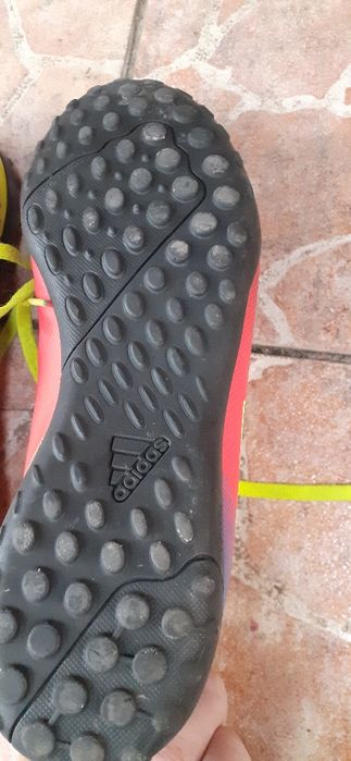 Продавам детско юношевски футболни обувки тип стоножкимного малко носе