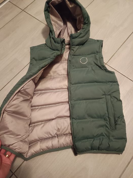 Vesta Reserved, măr 146, in stare ft buna, este călduroasă, are gluga.