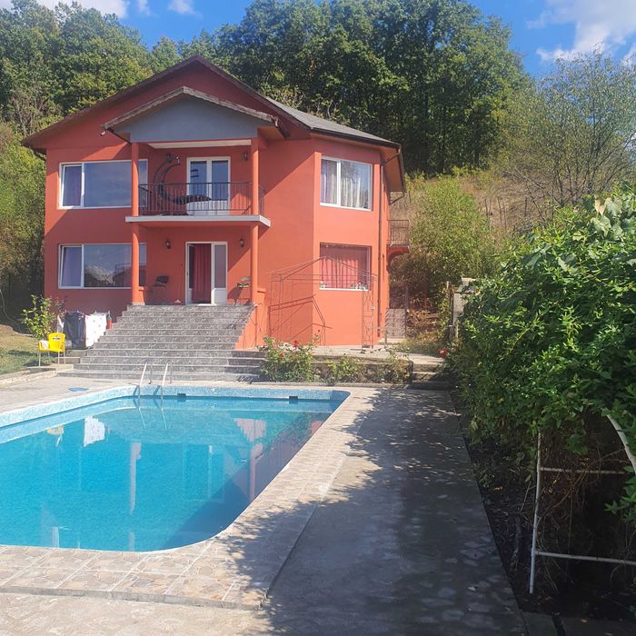 VILAcu piscina cu potential de afacere in Ticleni Gorj