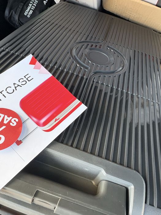 Чисто нов куфар тъмно сив