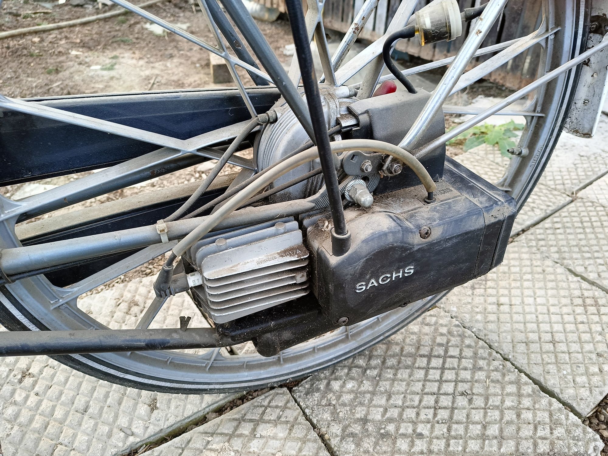 Vând bicicleta cu motor sachs