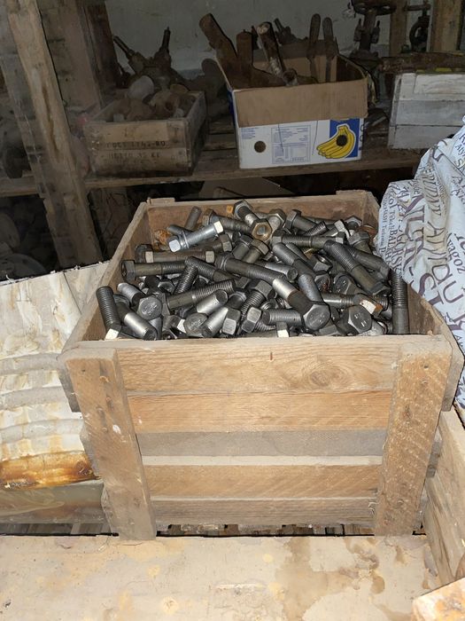 Болты, ключи, инструменты