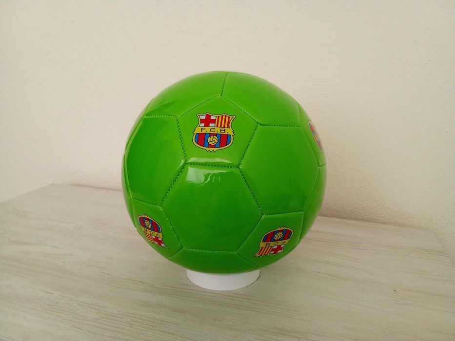 Кожена футболна топка с лого на Барселона !!!