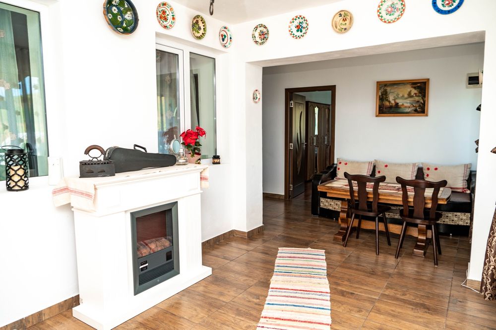 Cabană de închiriat cu ciubar si piscina.