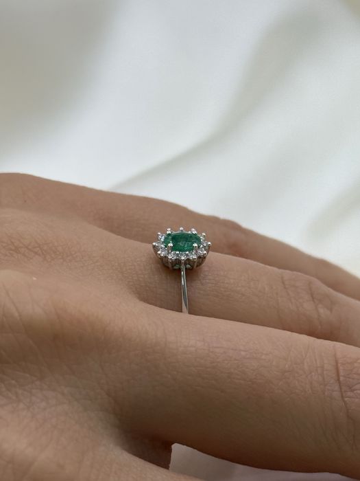 Inel din aur alb cu smarald si diamante