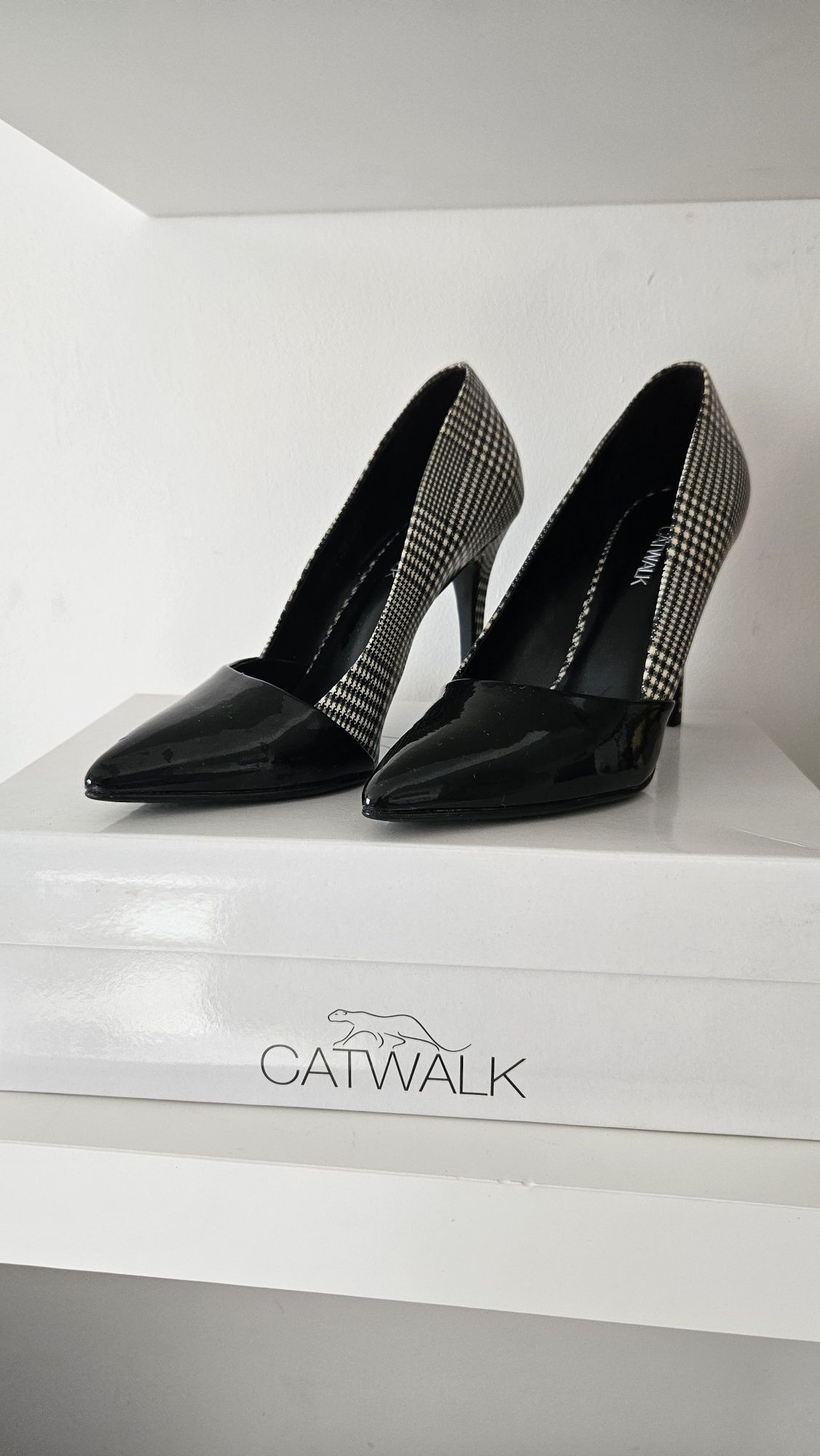 Pantofi stiletto 37 Catwalk alb negru