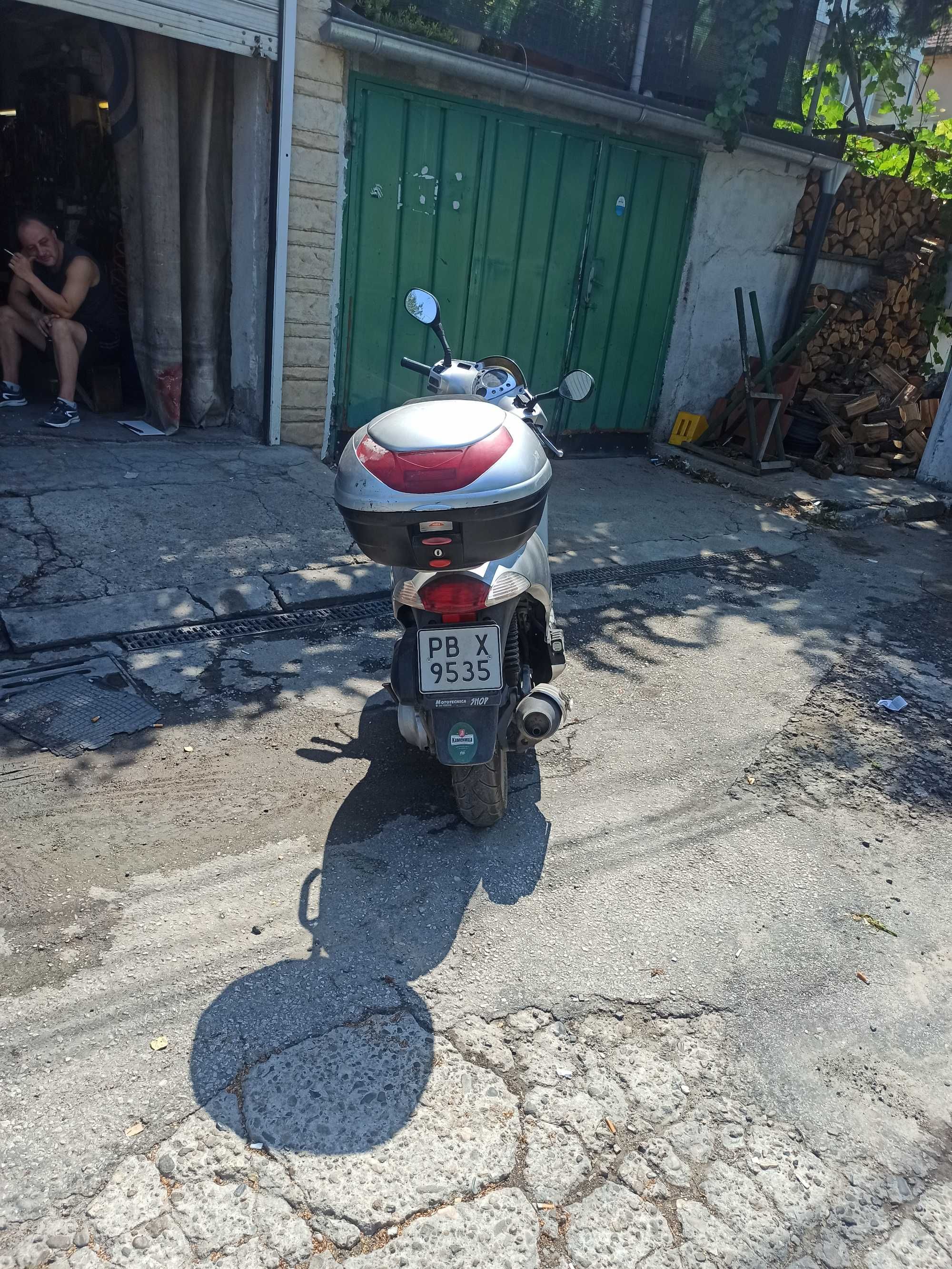 Продавам HONDA NES 125