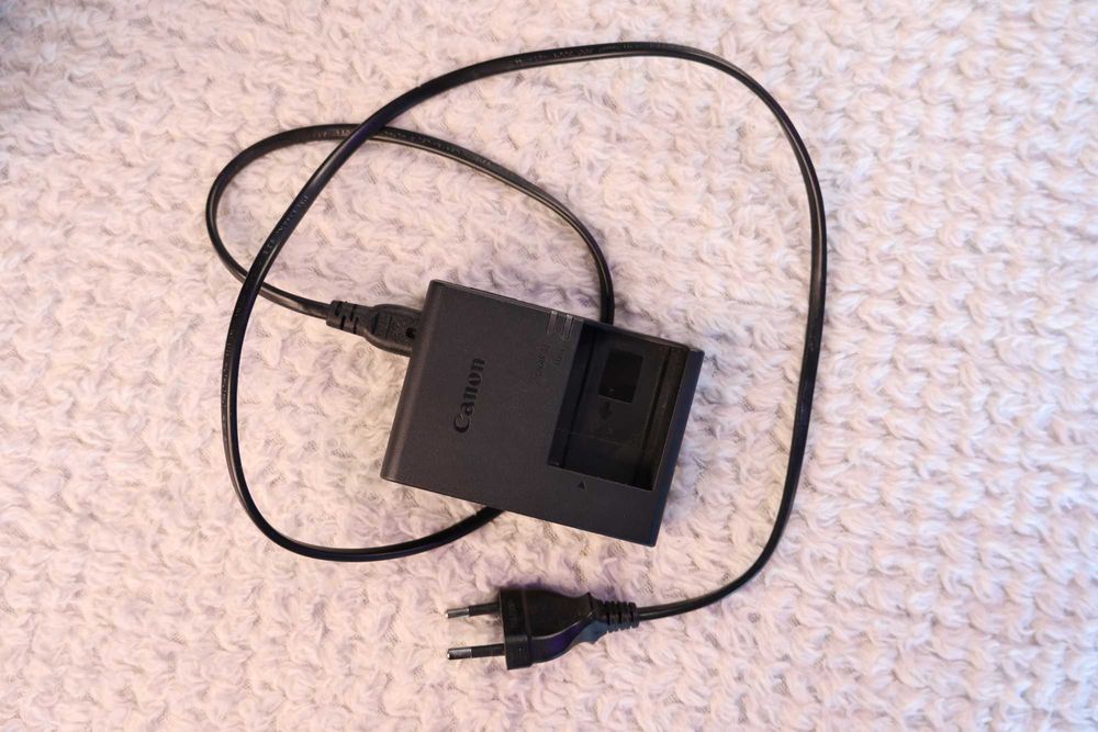 Canon R50 + Canon RF-S 18-45mm f / 4.5-6.3 IS STM с Гаранция до 2026