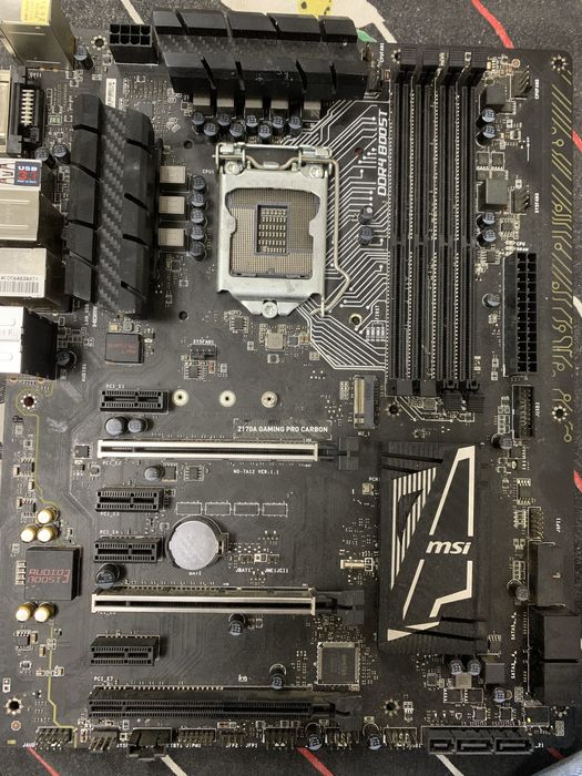 Vand placa defecta plus o memorie ram care funcționează ddr4
