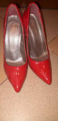Лачени червени обувки