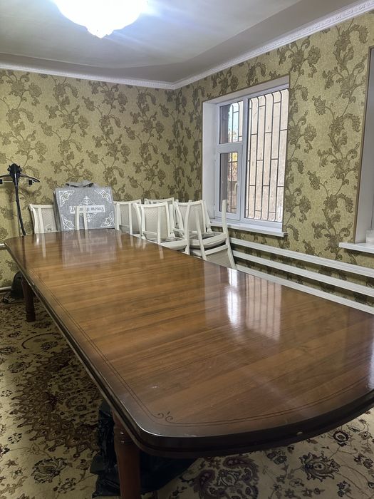 Стол стулья для гостей