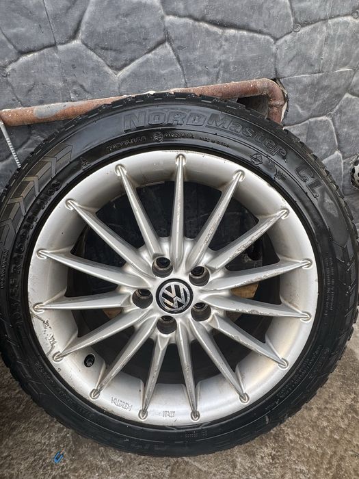 Продаётся комплект литых дисков с шинами