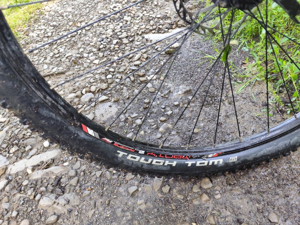 Bicicleta 29 era furca carbon (necesita servisare)