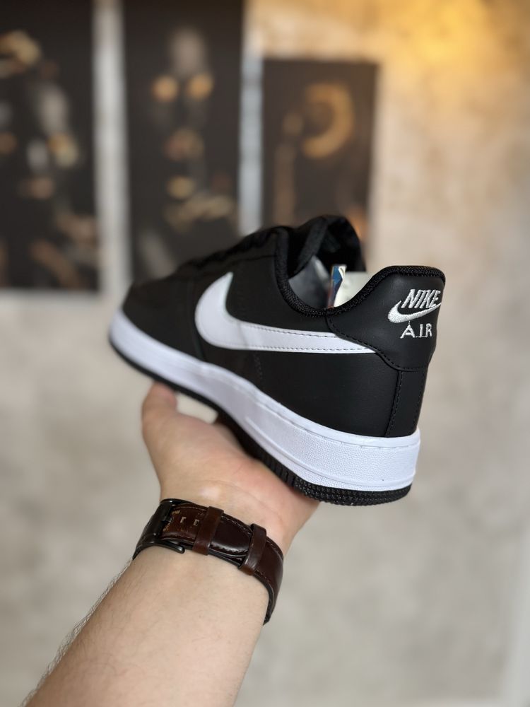 Adidasi Barbati Nike Air Force 1 Black & White!