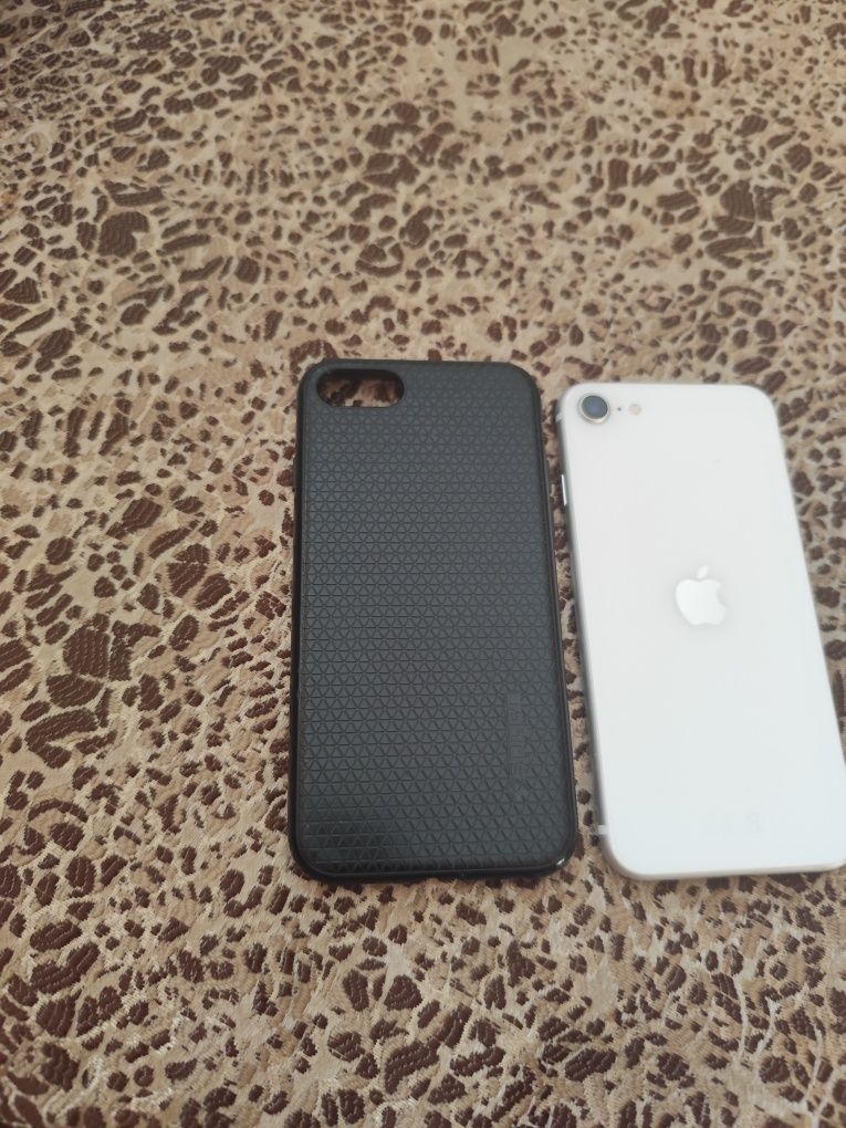 Iphone SE2020 с калъф, стъклени протектори и зарядно