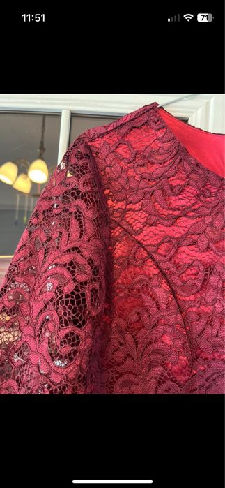 Rochie elegantă bordo cu dantelă si voal în cloș