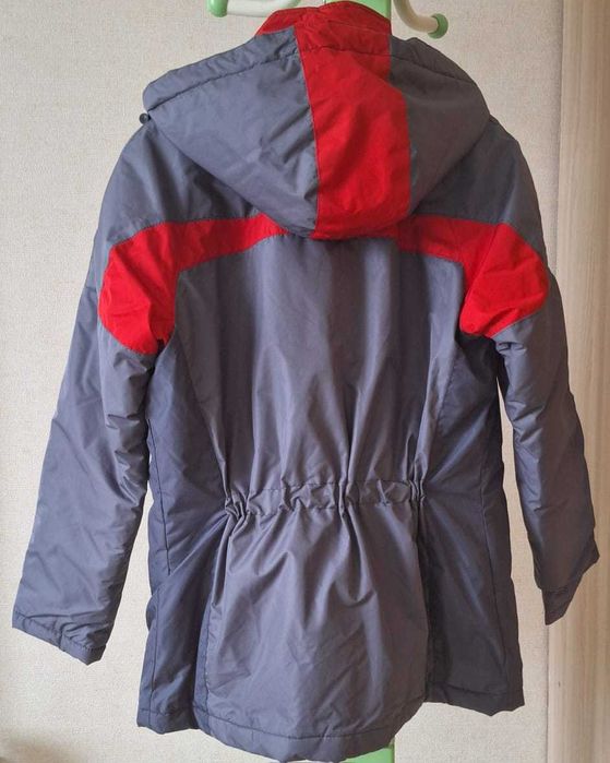 Продам зимнюю женскую куртку с капюшоном